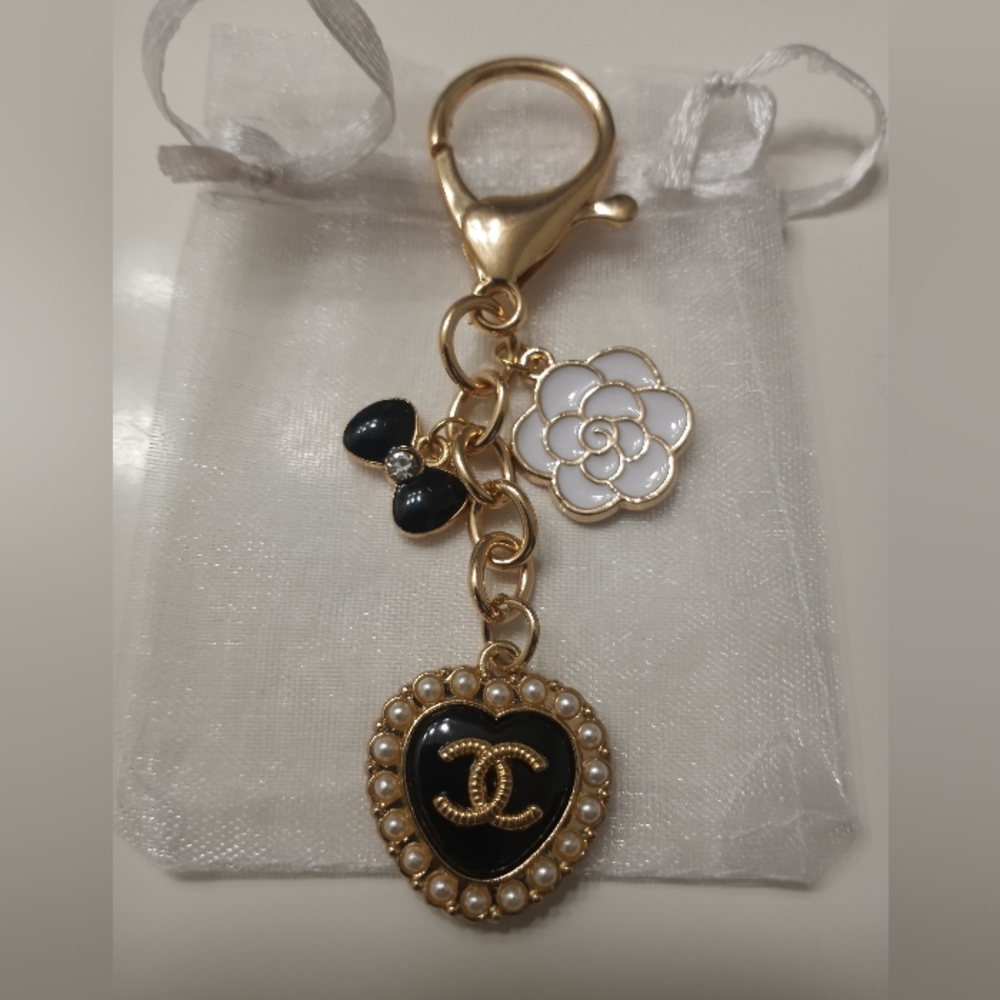 Luxury charm black pearl heart button on an unbranded keych…